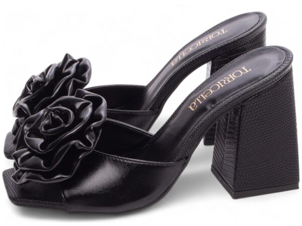 Sandália Tamanco Feminino Salto Cor Preto com Detalhes Flor - Imagem 3