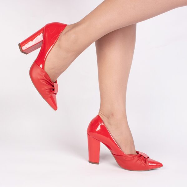 Sapato Scarpin Salto Alto Verniz Vermelho Tiras em Laço Confortável Elegante - Imagem 8