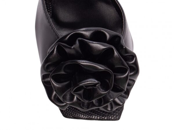 Sandália Tamanco Feminino Salto Cor Preto com Detalhes Flor - Imagem 6