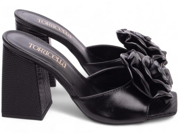 Sandália Tamanco Feminino Salto Cor Preto com Detalhes Flor - Imagem 4