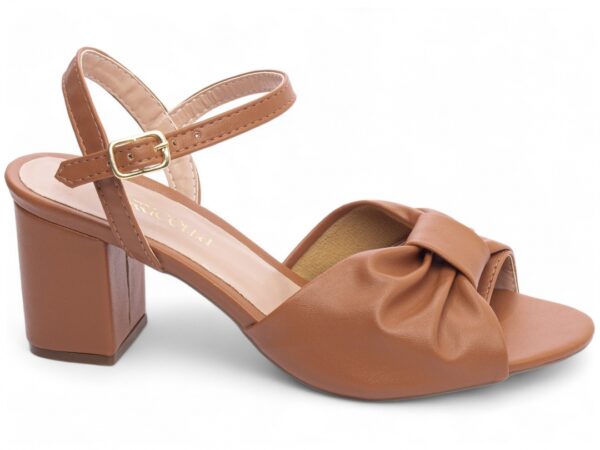 Sandália Feminina Salto Cor Caramelo com Detalhes de Ajuste