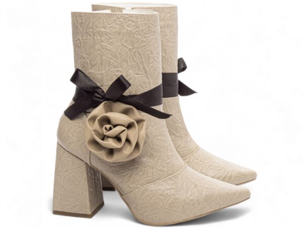 Bota Feminina Bege Elegante com Salto Conforto Estilosa - Imagem 3