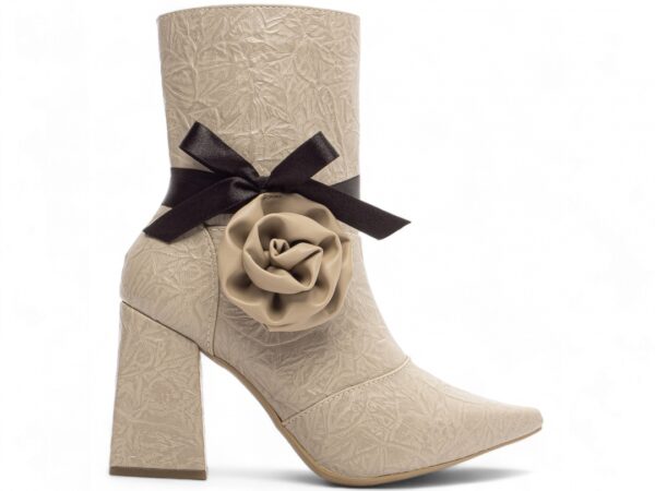 Bota Feminina Bege Elegante com Salto Conforto Estilosa - Imagem 4